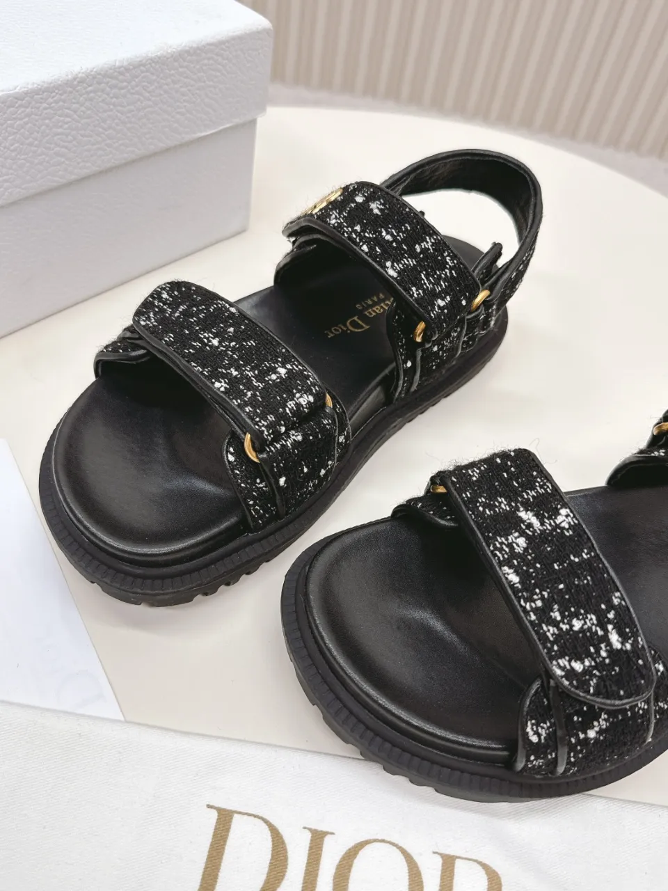 👟👟Ex-factory price 480👟👟 DIOR classic sandals mixed sheepskin DiorAct sandals are fashionable. Paired with an insole that fits the shape of your foot, it's made of exceptionally lightweight and comfortable leather. The upper straps are fastened with Velcro and are decorated with a gold-finish metal "Dior" logo, which complements the style design. These sandals add a modern edge to any look. Fabric: Imported mixed sheepskin Lining: Imported sheepskin Outsole: Original TPU outsole Code number: 35-42 (41 42 customized, non-refundable)